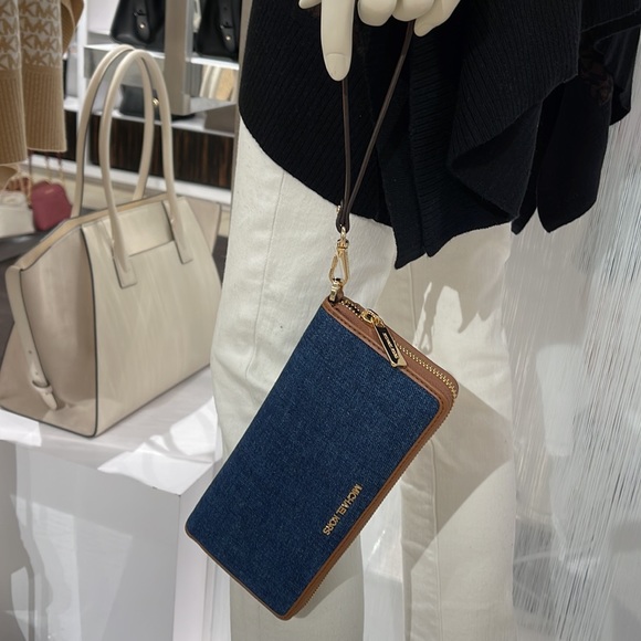 Michael Kors Jet Set Travel Large Travel CONTINENTAL 
Indigo - Picture 15 of 16